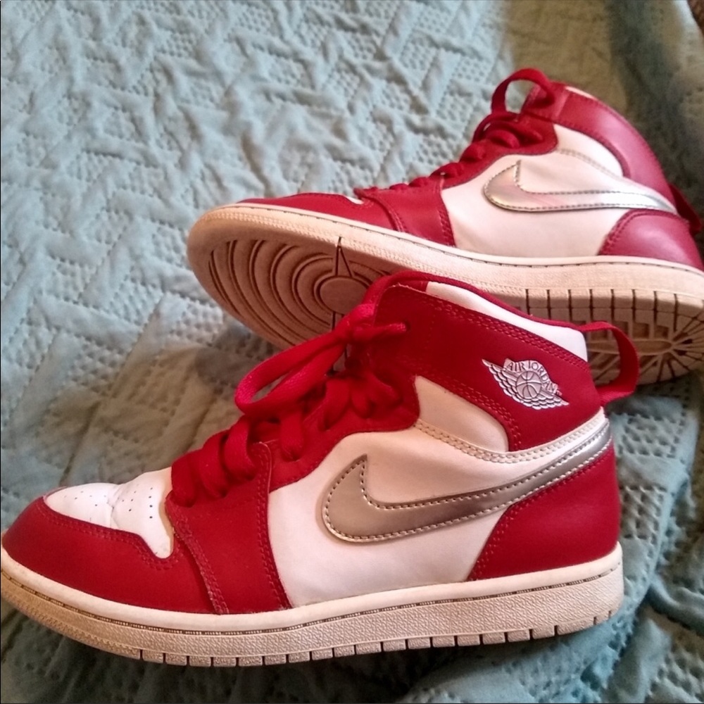 Red youth size 3.5 Jordan 1